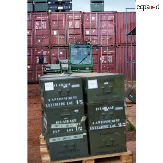 Au camp M'Poko de Bangui, les éléments du RSC (régiment de soutien du combattant) reconditionnent des lots d'éclairage et préparent des palettes à renvoyer en France au moyen d'un chariot téléscopique Merlo.
