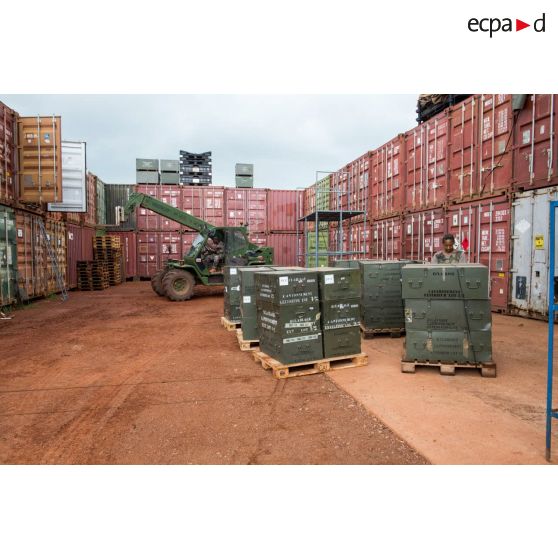 Au camp M'Poko de Bangui, les éléments du RSC (régiment de soutien du combattant) reconditionnent des lots d'éclairage et préparent des palettes à renvoyer en France au moyen d'un chariot téléscopique Merlo.