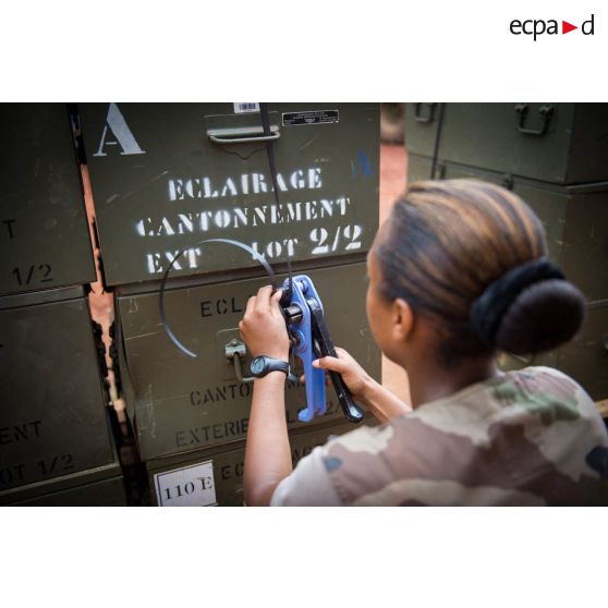Au camp M'Poko de Bangui, un élément du RSC (régiment de soutien du combattant) conditionne des lots d'éclairage à renvoyer en France par palettes.