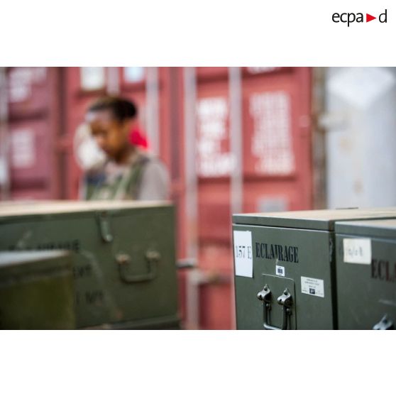 Au camp M'Poko de Bangui, un élément du RSC (régiment de soutien du combattant) conditionne des lots d'éclairage à renvoyer en France par palettes.