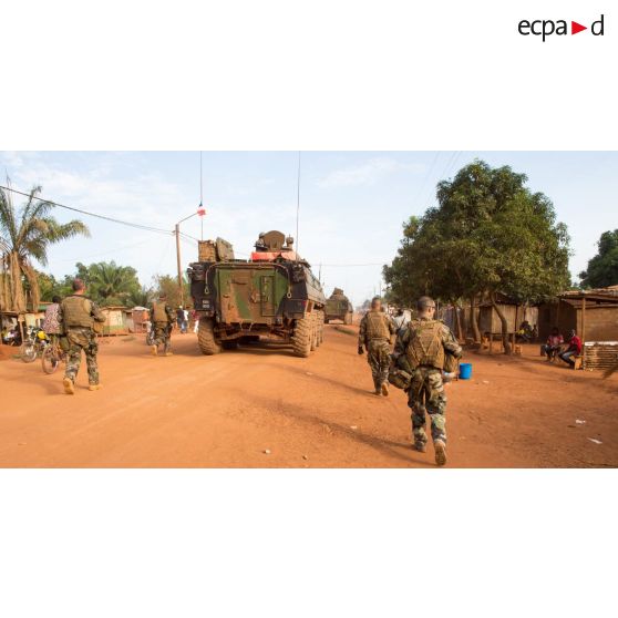 À pied ou à bord de VBCI, les tirailleurs du 1er RT du GTIA (groupement tactique interarmes) Vercors patrouillent autour du quartier de La Fatima du 6e arrondissement de Bangui.