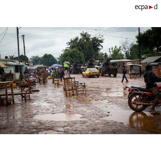 Montés à bord de trois VAB, les chasseurs alpins de la compagnie bleue du 7e BCA du GTIA (groupement tactique interarmes) Vercors patrouillent autour du 7e arrondissement de Bangui.