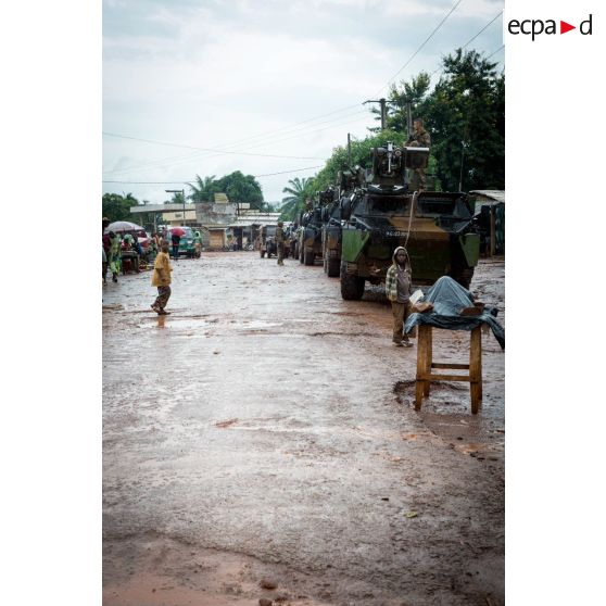 Montés à bord de trois VAB, les chasseurs alpins de la compagnie bleue du 7e BCA du GTIA (groupement tactique interarmes) Vercors patrouillent autour du 7e arrondissement de Bangui.