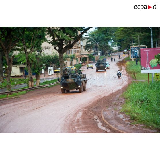 Montés à bord de VAB, les chasseurs alpins de la compagnie bleue du 7e BCA du GTIA (groupement tactique interarmes) Vercors patrouillent autour du 7e arrondissement de Bangui.