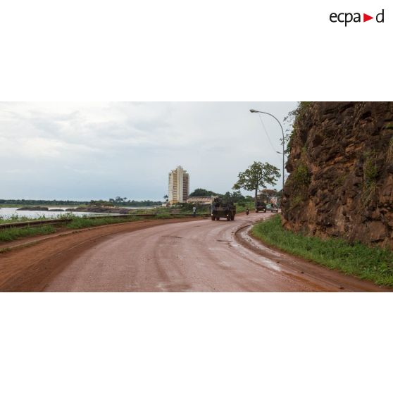 Montés à bord de VAB, les chasseurs alpins de la compagnie bleue du 7e BCA du GTIA (groupement tactique interarmes) Vercors patrouillent autour du 7e arrondissement de Bangui.