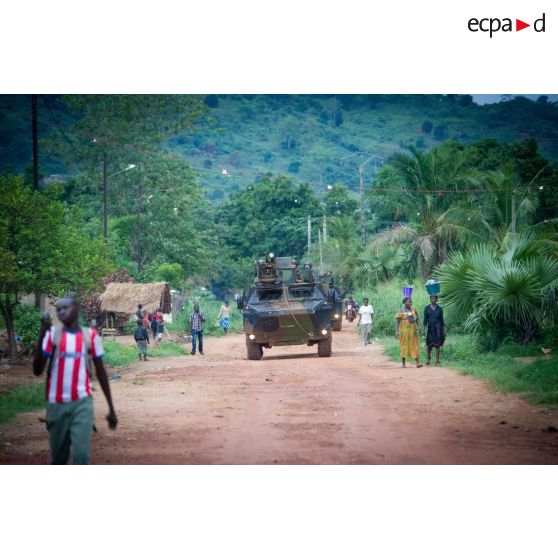 Montés à bord d'un VAB TOP (tourelle télé-opérée), les chasseurs alpins de la compagnie bleue du 7e BCA du GTIA (groupement tactique interarmes) Vercors patrouillent dans le secteur du pont de Yongoro à Bangui.