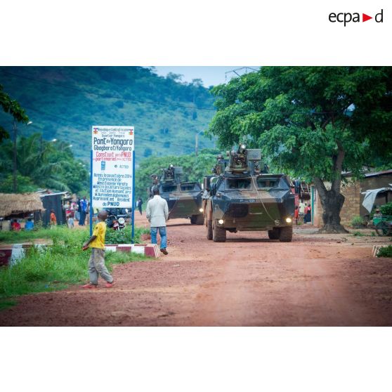 Montés à bord de VAB TOP (tourelle télé-opérée), les chasseurs alpins de la compagnie bleue du 7e BCA du GTIA (groupement tactique interarmes) Vercors patrouillent dans le secteur du pont de Yongoro à Bangui.