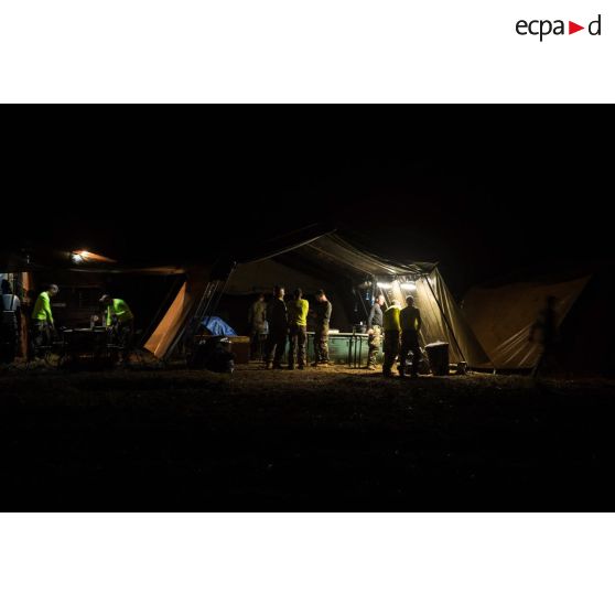 Ouverture de la cuisine de campagne pour le dîner, au PCP (poste de commandement provisoire) de M'Boko où campent les chasseurs alpins de la compagnie bleue du 7e BCA du GTIA (groupement tactique interarmes) Vercors.