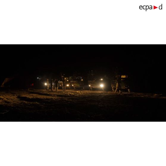 Montés à bord de VAB, les chasseurs alpins de la compagnie bleue du 7e BCA du GTIA (groupement tactique interarmes) Vercors partent en patrouille de nuit autour du 7e arrondissement de Bangui.