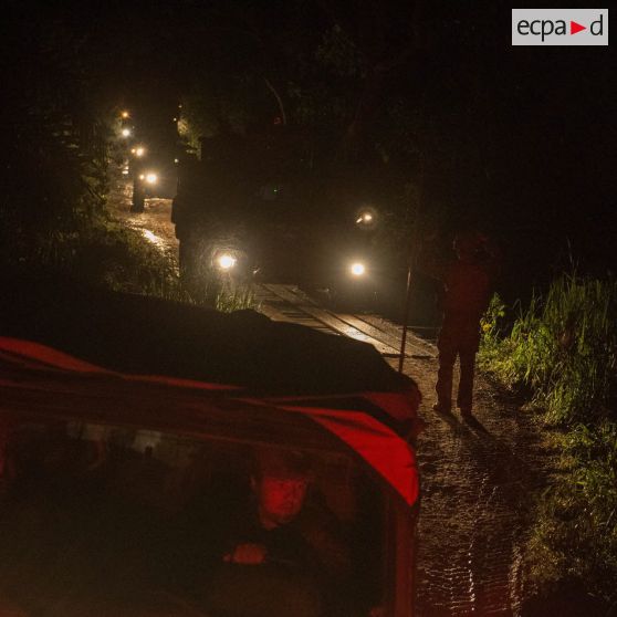 Montés à bord d'une Peugeot P4 et de VAB, les chasseurs alpins de la compagnie bleue du 7e BCA du GTIA (groupement tactique interarmes) Vercors partent en patrouille de nuit autour du 7e arrondissement de Bangui.