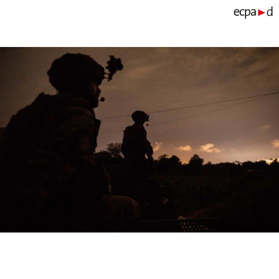 Montés à bord de VAB, les chasseurs alpins de la compagnie bleue du 7e BCA du GTIA (groupement tactique interarmes) Vercors effectuent une patrouille à l'aurore autour du 7e arrondissement de Bangui.