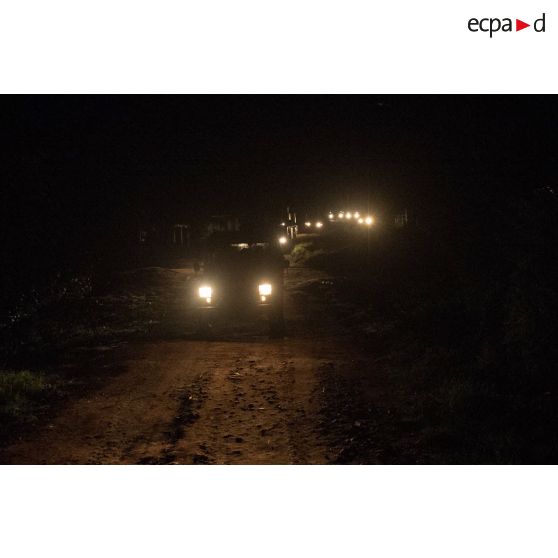 Montés à bord d'une Peugeot P4 et de VAB, les chasseurs alpins de la compagnie bleue du 7e BCA du GTIA (groupement tactique interarmes) Vercors partent en patrouille de nuit autour du 7e arrondissement de Bangui.