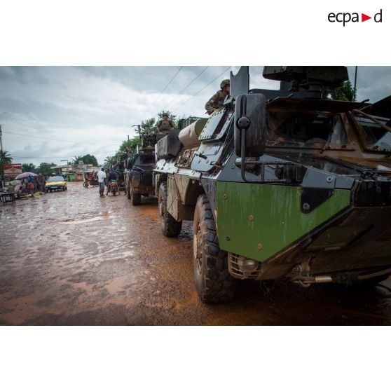 Montés à bord de trois VAB, les chasseurs alpins de la compagnie bleue du 7e BCA du GTIA (groupement tactique interarmes) Vercors patrouillent autour du 7e arrondissement de Bangui.