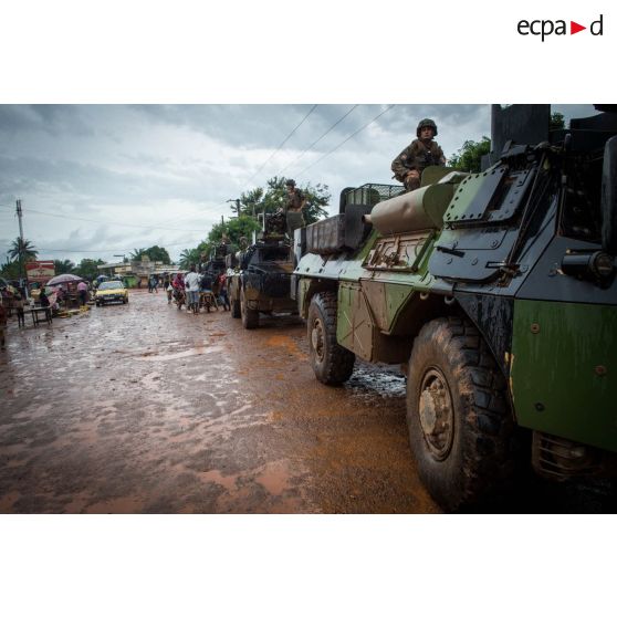 Montés à bord de trois VAB, les chasseurs alpins de la compagnie bleue du 7e BCA du GTIA (groupement tactique interarmes) Vercors patrouillent autour du 7e arrondissement de Bangui.