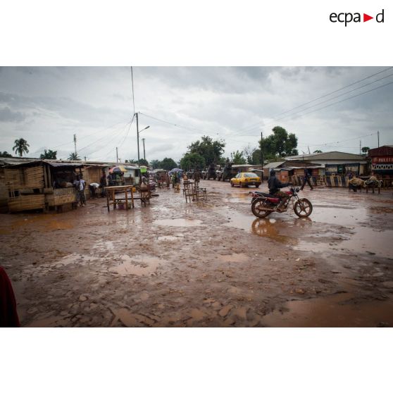 Montés à bord de trois VAB, les chasseurs alpins de la compagnie bleue du 7e BCA du GTIA (groupement tactique interarmes) Vercors patrouillent autour du 7e arrondissement de Bangui.