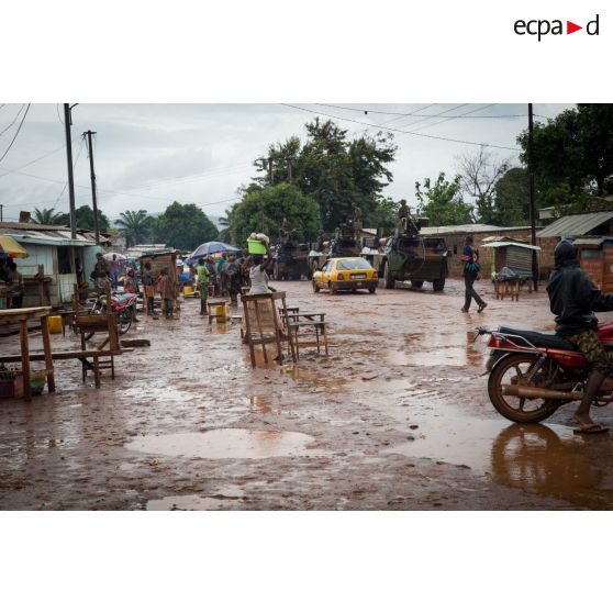 Montés à bord de trois VAB, les chasseurs alpins de la compagnie bleue du 7e BCA du GTIA (groupement tactique interarmes) Vercors patrouillent autour du 7e arrondissement de Bangui.