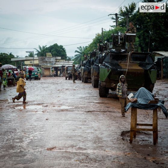 Montés à bord de trois VAB TOP, les chasseurs alpins de la compagnie bleue du 7e BCA du GTIA (groupement tactique interarmes) Vercors patrouillent autour du 7e arrondissement de Bangui.