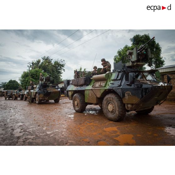Montés à bord de deux VAB TOP, deux VBL et une Peugeot P4, les chasseurs alpins de la compagnie bleue du 7e BCA du GTIA (groupement tactique interarmes) Vercors patrouillent autour du 7e arrondissement de Bangui.