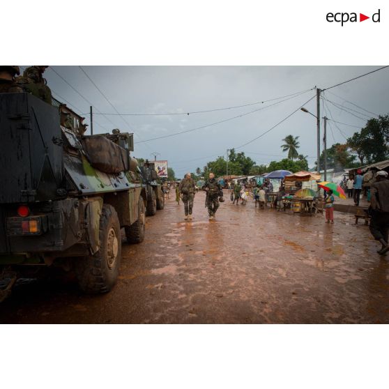 Le colonel Lionel Catar, chef de corps du 7e BCA et commandant le GTIA (groupement tactique interarmes) Vercors, accompagne ses troupes lors d'une patrouille dans les rues du 7e arrondissement de Bangui.