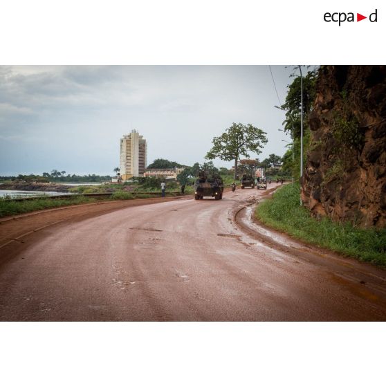 Montés à bord de VAB, les chasseurs alpins de la compagnie bleue du 7e BCA du GTIA (groupement tactique interarmes) Vercors patrouillent autour du 7e arrondissement de Bangui.