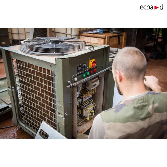 Au camp M'Poko de Bangui, un élément du RSC (régiment de soutien du combattant) répare un climatiseur défectueux.