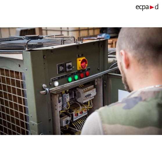 Au camp M'Poko de Bangui, un élément du RSC (régiment de soutien du combattant) répare un climatiseur défectueux.