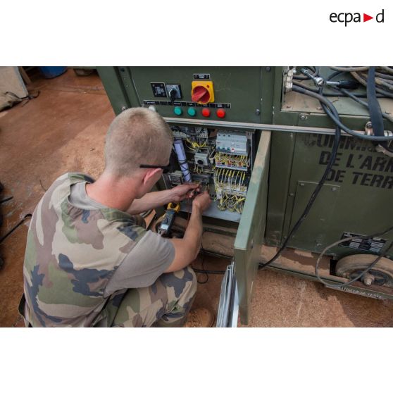 Au camp M'Poko de Bangui, un élément du RSC (régiment de soutien du combattant) répare un climatiseur défectueux.