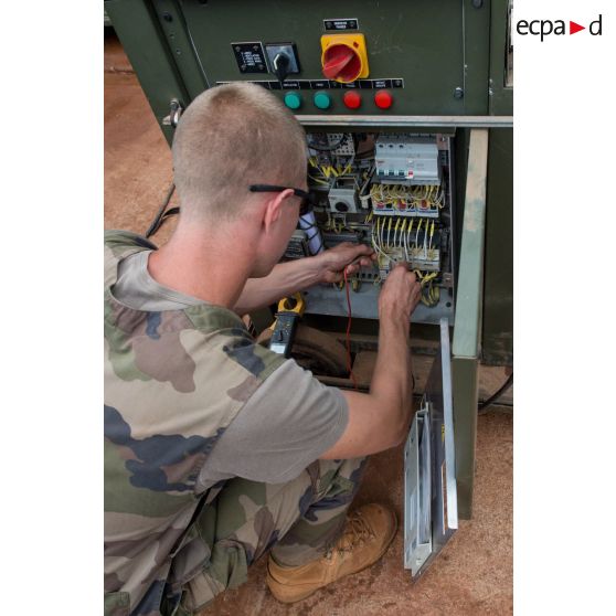 Au camp M'Poko de Bangui, un élément du RSC (régiment de soutien du combattant) répare un climatiseur défectueux.