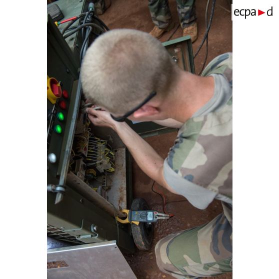 Au camp M'Poko de Bangui, un élément du RSC (régiment de soutien du combattant) répare un climatiseur défectueux.