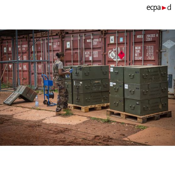 Au camp M'Poko de Bangui, un élément du RSC (régiment de soutien du combattant) conditionne des lots d'éclairage à renvoyer en France par palettes.