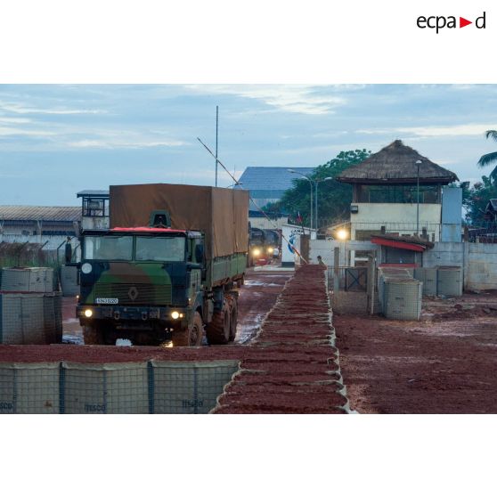 Montées à bord de divers véhicules dont un TRM-10000, les troupes du Batlog (bataillon logistique) Taillefer quittent le camp M'Poko de Bangui pour rejoindre la BOA (base opérationnelle avancée) de N'Délé, à 648 Km au Nord-est de Bangui.