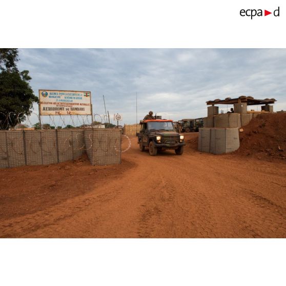 Logisticiens du 516e RT intégré au DETLOG (détachement logistique) montés à bord d'une Peugeot P4, lors de l'escorte du retour d'un convoi de ravitaillement de la POD (plateforme opérationnelle défense) de Bambari vers Bangui.