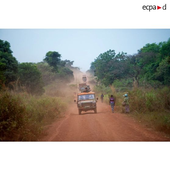 Une Peugeot P4 escorte un convoi du DETLOG (détachement logistique) lors du retour d'une mission de ravitaillement de la POD (plateforme opérationnelle défense) de Bambari vers Bangui.