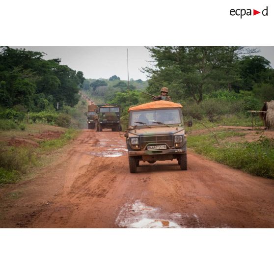 Une Peugeot P4 escorte un convoi du DETLOG (détachement logistique) lors du retour d'une mission de ravitaillement de la POD (plateforme opérationnelle défense) de Bambari vers Bangui.