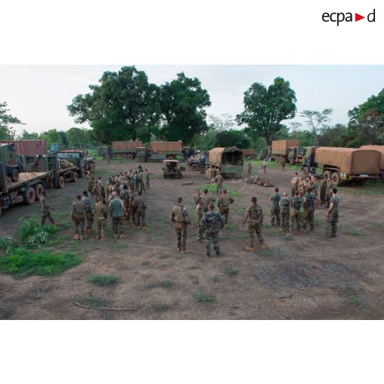 Briefing des logisticiens du 516e RT intégré au DETLOG (détachement logistique) lors du retour d'un convoi de ravitaillement de la POD (plateforme opérationnelle défense) de Bambari vers Bangui.