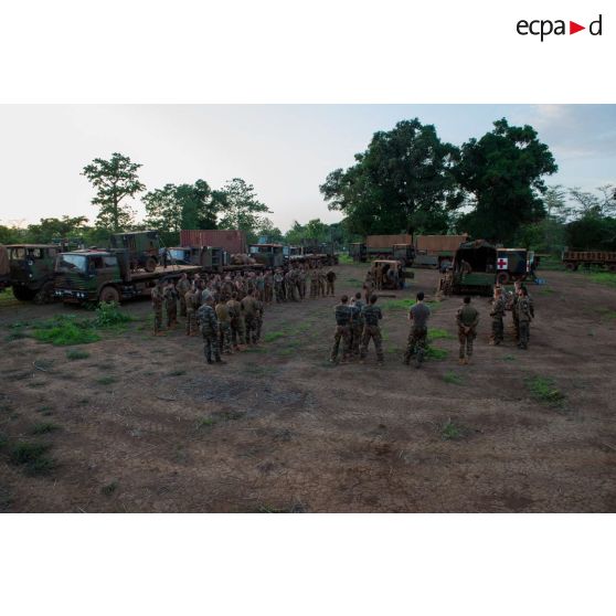 Briefing des logisticiens du 516e RT intégré au DETLOG (détachement logistique) lors du retour d'un convoi de ravitaillement de la POD (plateforme opérationnelle défense) de Bambari vers Bangui.