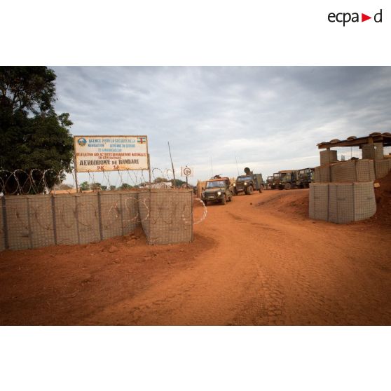 Logisticiens du 516e RT intégré au DETLOG (détachement logistique) montés à bord d'une Peugeot P4 et d'un PVP lors de l'escorte du retour d'un convoi de ravitaillement de la POD (plateforme opérationnelle défense) de Bambari vers Bangui.