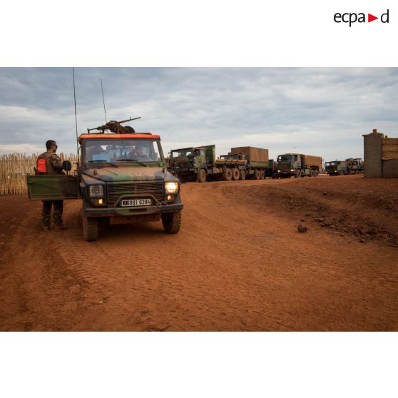 Logisticiens du 516e RT intégré au DETLOG (détachement logistique) montés à bord d'une Peugeot P4 lors de l'escorte du retour d'un convoi de ravitaillement de la POD (plateforme opérationnelle défense) de Bambari vers Bangui.