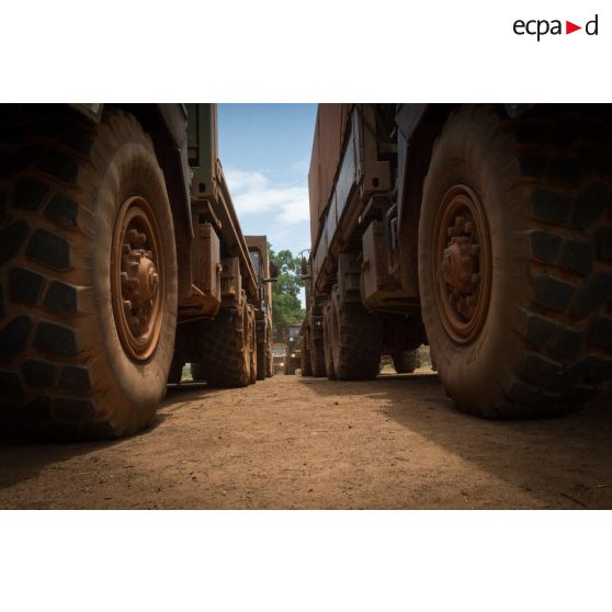 Camions TRM-10000 composant le convoi du DETLOG (détachement logistique) lors du retour d'une mission de ravitaillement de la POD (plateforme opérationnelle défense) de Bambari vers Bangui.