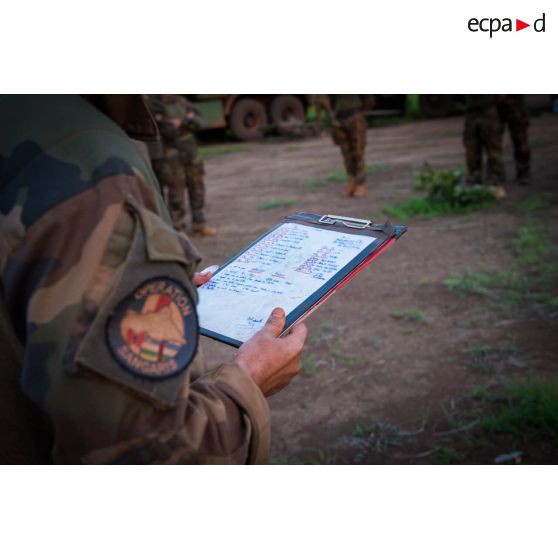 Un chef d'unité du 516e RT intégré au DETLOG (détachement logistique) briefe ses hommes sur l'itinéraire à emprunter lors du retour d'un convoi de ravitaillement de la POD (plateforme opérationnelle défense) de Bambari vers Bangui.