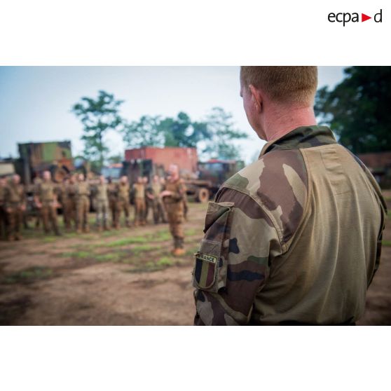 Briefing des logisticiens du 516e RT intégré au DETLOG (détachement logistique) avant le retour d'un convoi de ravitaillement de la POD (plateforme opérationnelle défense) de Bambari vers Bangui.