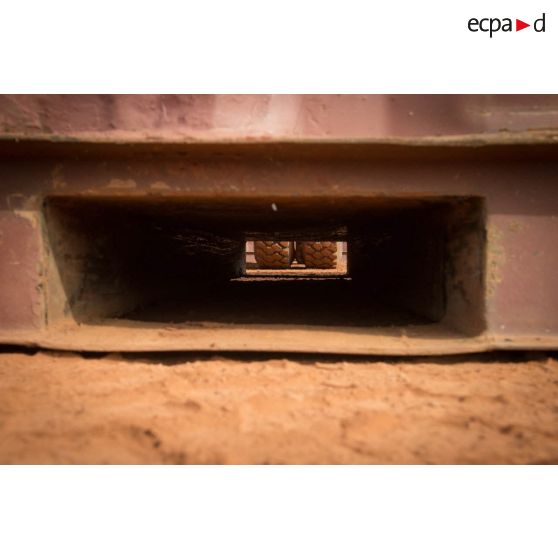 Partie d'un container KC20 destiné à être chargé sur un camion tracteur, en préparation d'un convoi routier.