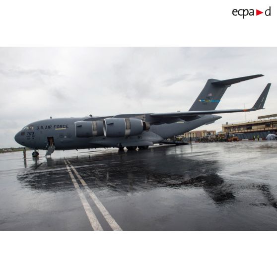 Avion Douglas C-17 de l'US Air Force en stationnement sur le tarmac de l'aéroport de Bangui-M'Poko, dans le cadre du désengagement de matériel par le DéTIA (détachement de transit interarmées).