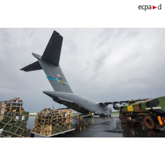 Chargement de fret dans la soute d'un avion Douglas C-17 de l'US Air Force en stationnement sur le tarmac de l'aéroport de Bangui-M'Poko, dans le cadre du désengagement de matériel par le DéTIA (détachement de transit interarmées).