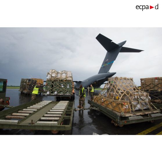 Chargement de fret dans la soute d'un avion Douglas C-17 de l'US Air Force en stationnement sur le tarmac de l'aéroport de Bangui-M'Poko, dans le cadre du désengagement de matériel par les soldats du 1er RTP du DéTIA (détachement de transit interarmées).