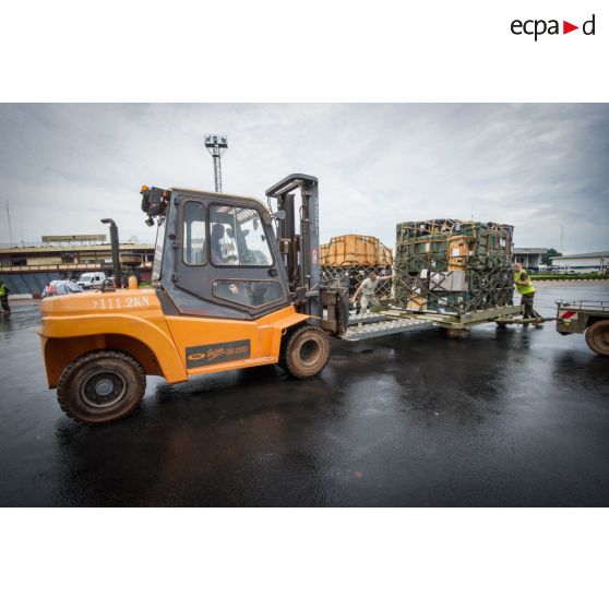 Chargement de fret au moyen d'un chariot élévateur Ergos 80 HYD, dans le cadre du désengagement de matériel par les soldats du 1er RTP du DéTIA (détachement de transit interarmées) sur le tarmac de l'aéroport de Bangui-M'Poko.