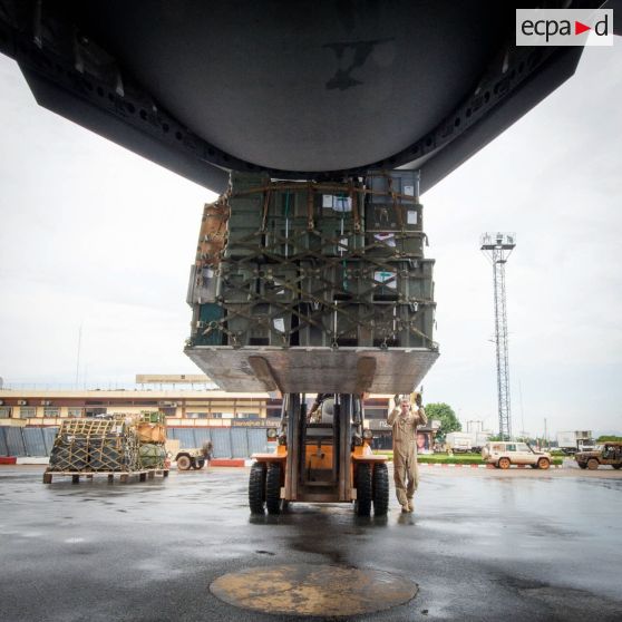 Chargement de fret dans la soute d'un avion Douglas C-17 de l'US Air Force en stationnement sur le tarmac de l'aéroport de Bangui-M'Poko au moyen d'un chariot élévateur Ergos 80 HYD, dans le cadre du désengagement de matériel par les soldats du 1er RTP du DéTIA (détachement de transit interarmées).
