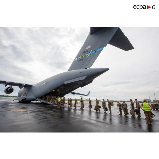 Encadrés par les soldats du 1er RTP du DéTIA (détachement de transit interarmées), les soldats de la force Sangaris embarquent à bord d'un avion Douglas C-17 de l'US Air Force, dans le cadre d'un désengagement depuis l'aéroport de Bangui-M'Poko.