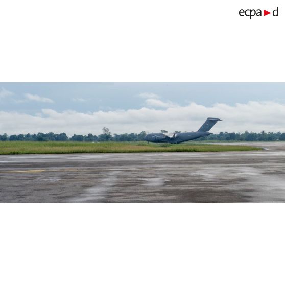 Avion Douglas C-17 de l'US Air Force en stationnement sur le tarmac de l'aéroport de Bangui-M'Poko, dans le cadre du désengagement de matériel par le DéTIA (détachement de transit interarmées).