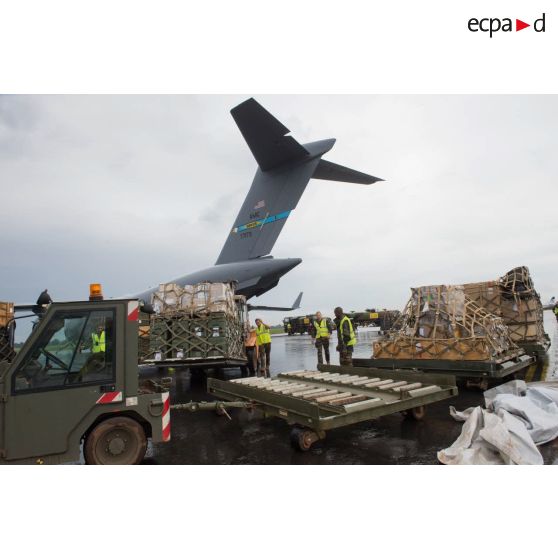 Chargement de fret dans la soute d'un avion Douglas C-17 de l'US Air Force en stationnement sur le tarmac de l'aéroport de Bangui-M'Poko, dans le cadre du désengagement de matériel par les soldats du 1er RTP du DéTIA (détachement de transit interarmées).